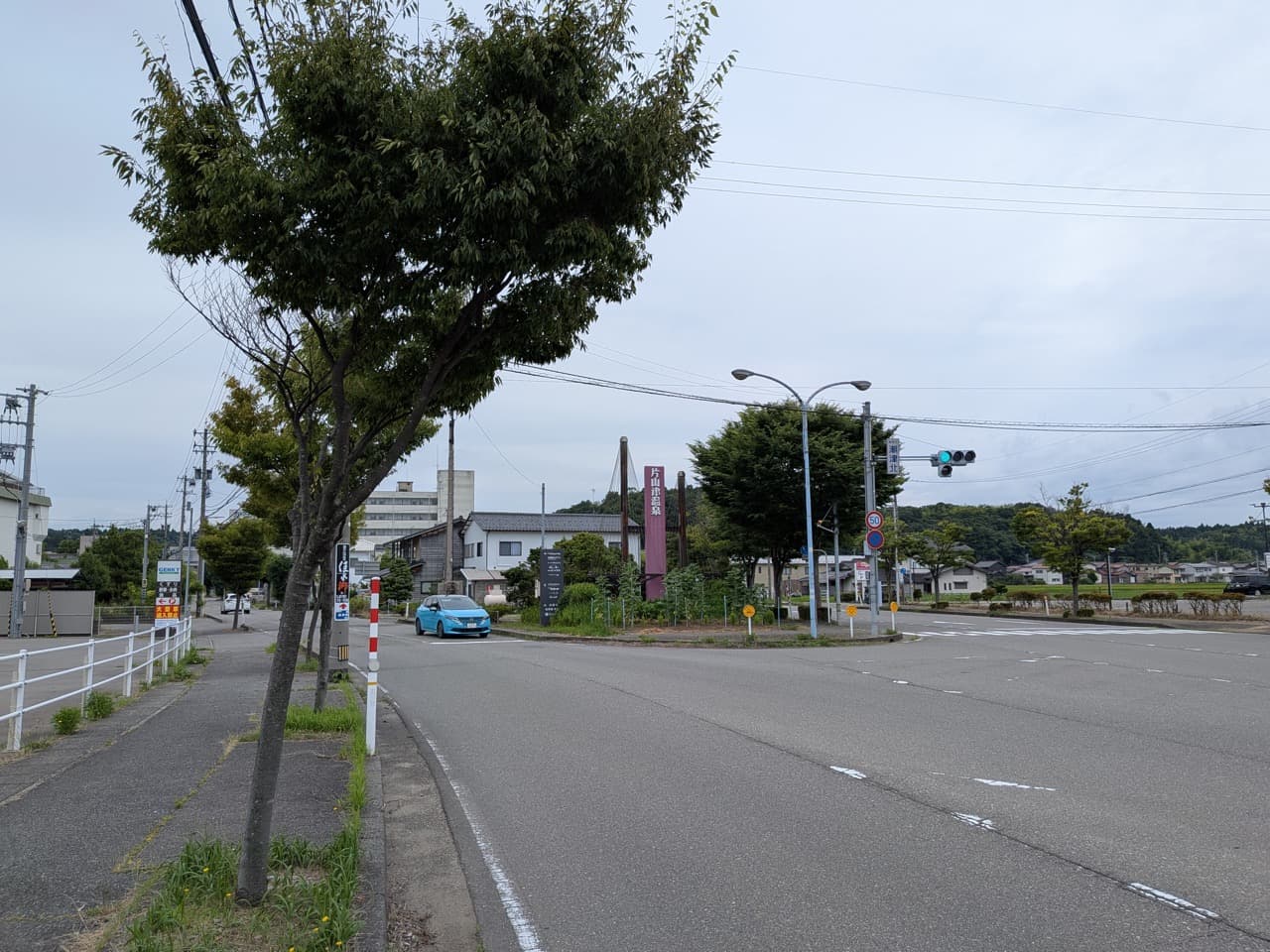 片山津インター方面からの道順・地点1:「片山津温泉」の看板がある二差路を、左へ進みます。