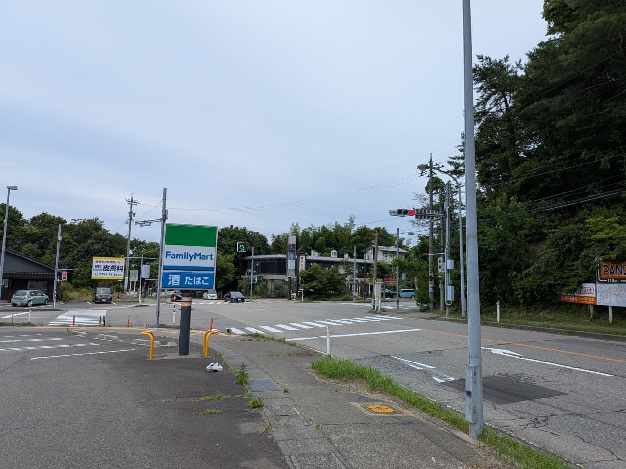 加賀温泉駅方面からの道順・地点3:ファミリーマートを左手に見ながら、右折します。