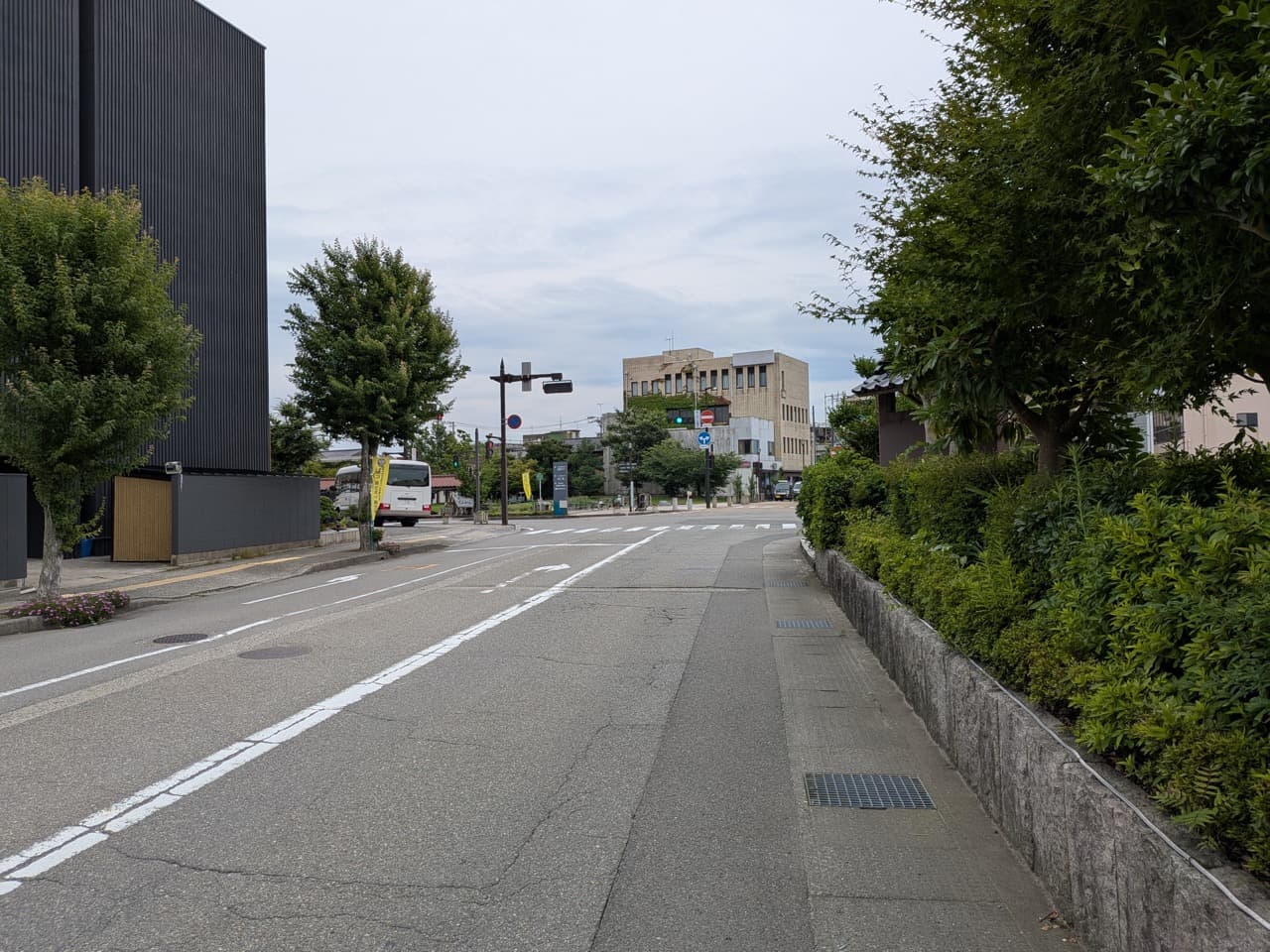 片山津インター方面からの道順・地点5:正面は一方通行です。左折してください。