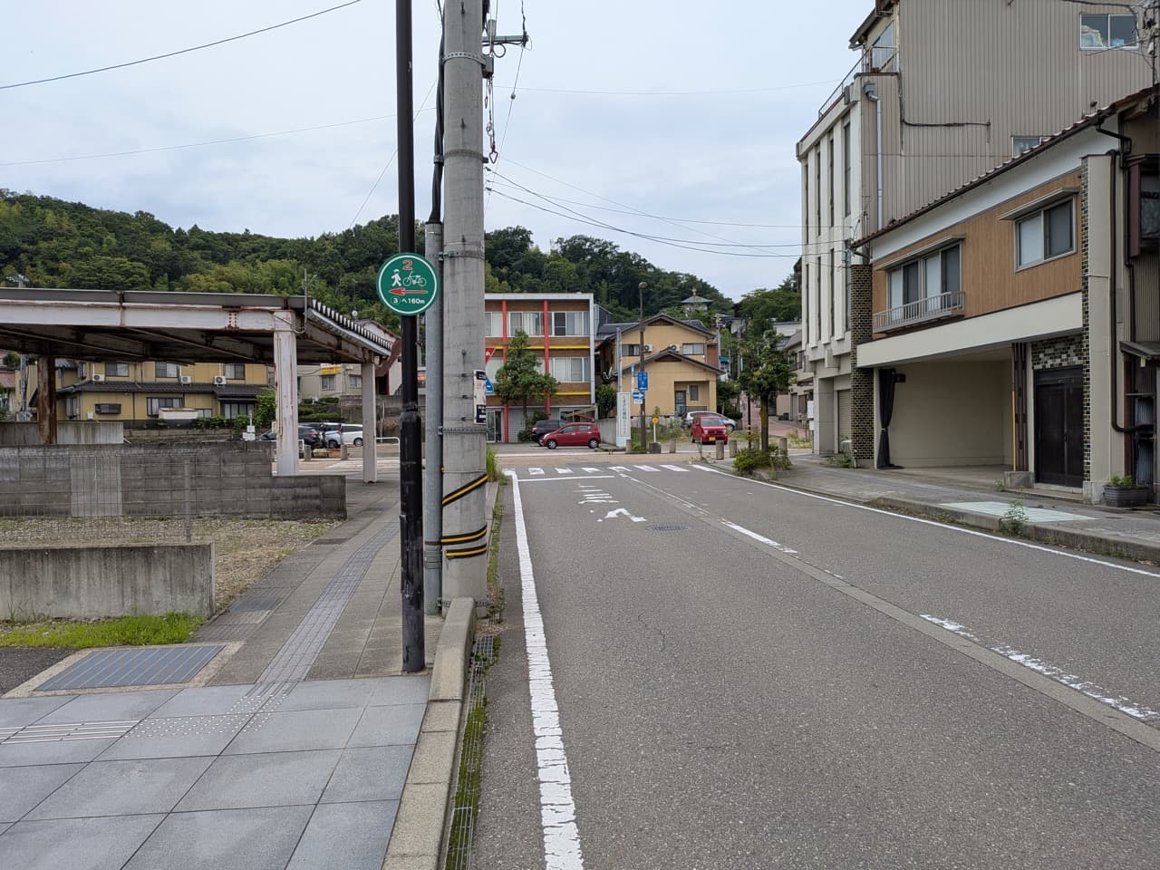 片山津インター方面からの道順・地点6:突き当りを左へ曲がります。
