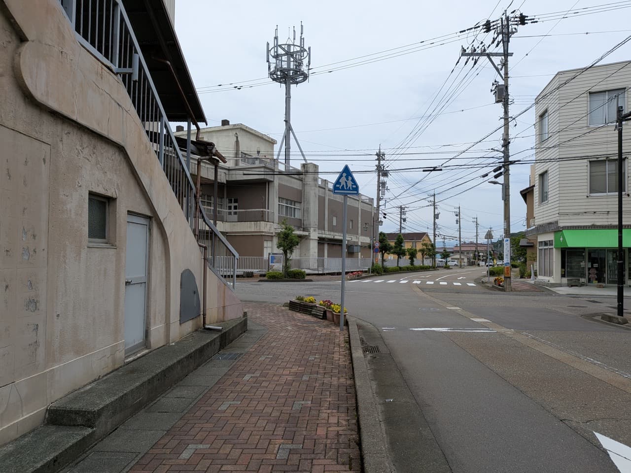 片山津インター方面からの道順・地点7:左へ曲がると、臨時駐車場です。