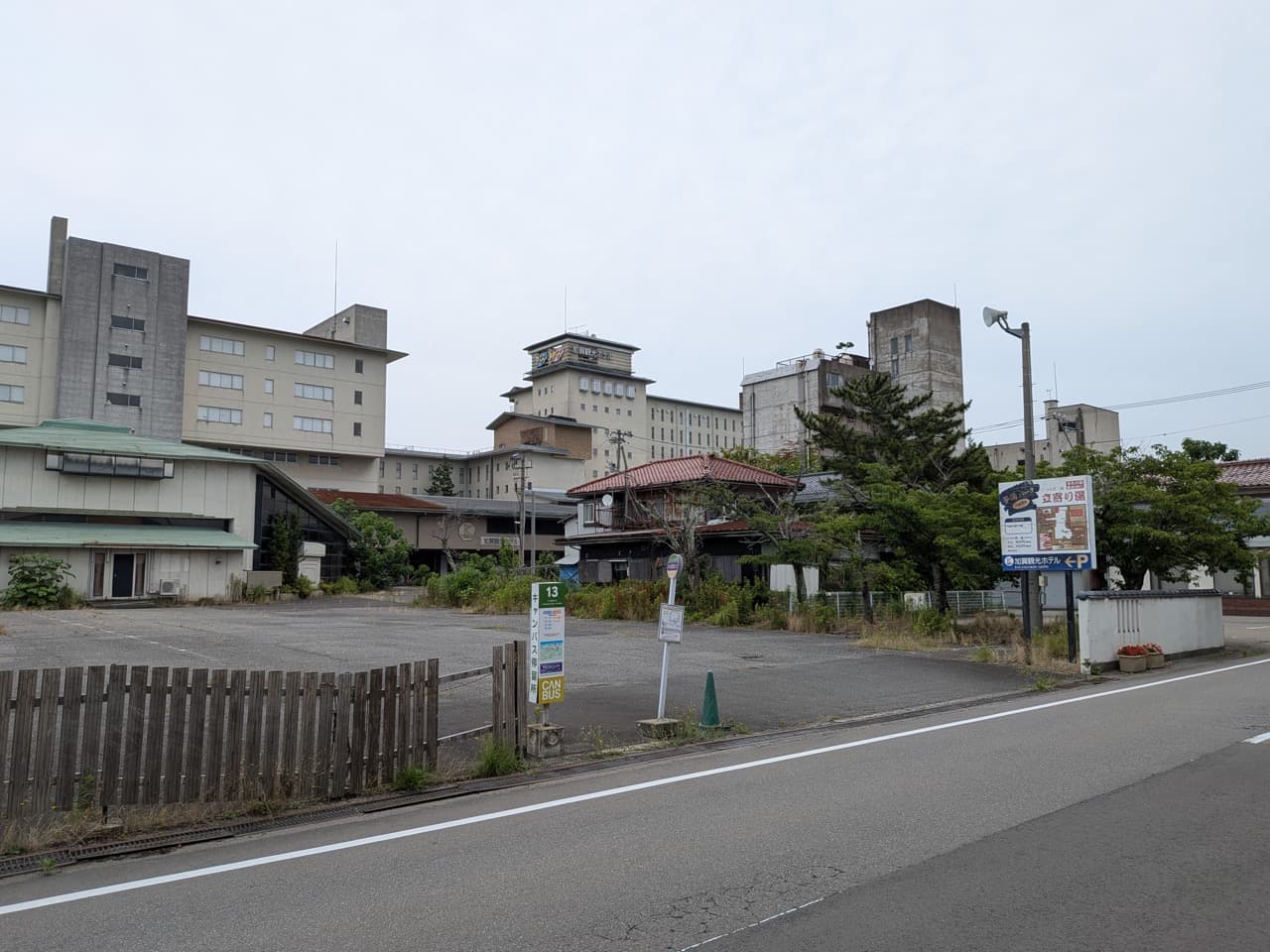 片山津インター方面からの道順・地点8:加賀観光ホテル 臨時駐車場の入口です。
