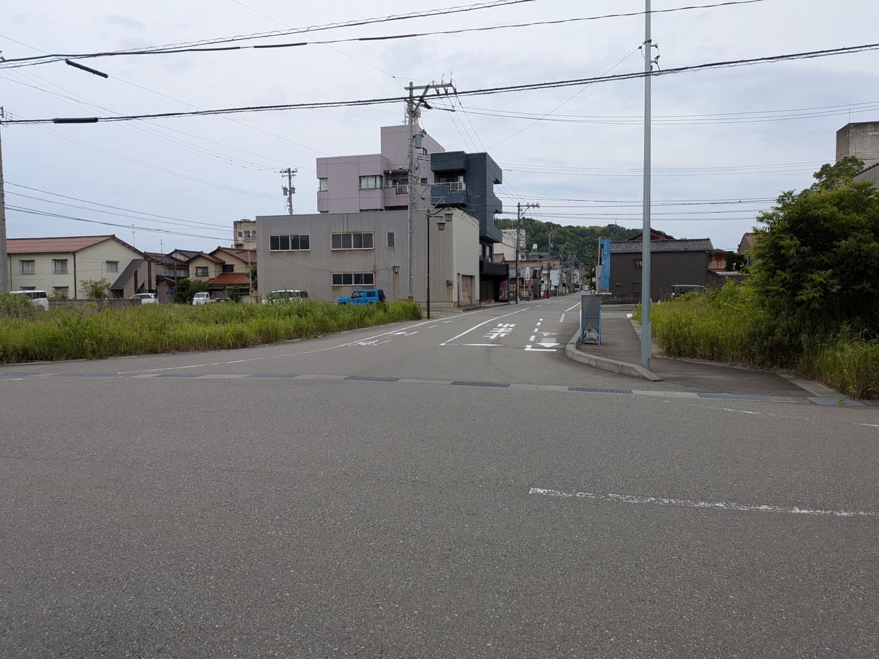 小松方面からの道順・地点9:正面の道を少し進むと、臨時駐車場です。