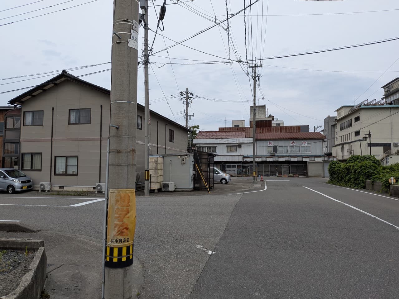 小松方面からの道順・地点10:左へ入り、すぐ右折すると臨時駐車場です。