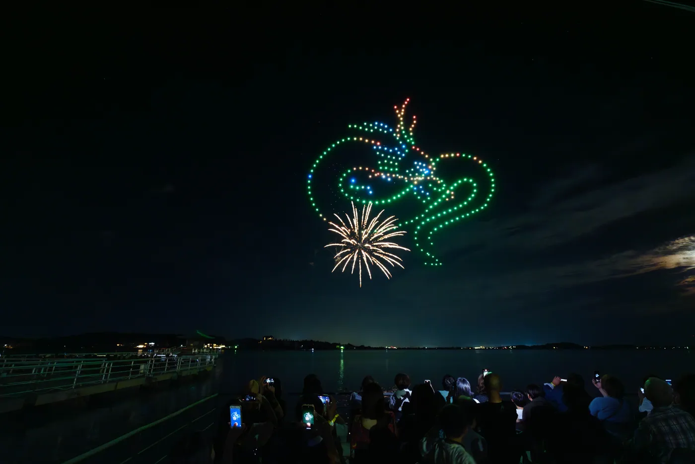 夜空に描かれるドローンショーの龍と花火