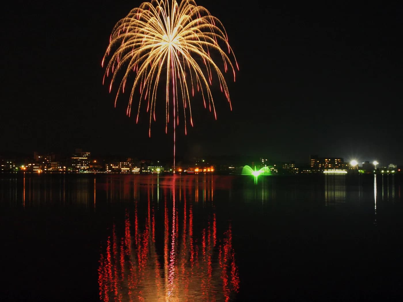 湖面に映る、ひと夜の単発の花火