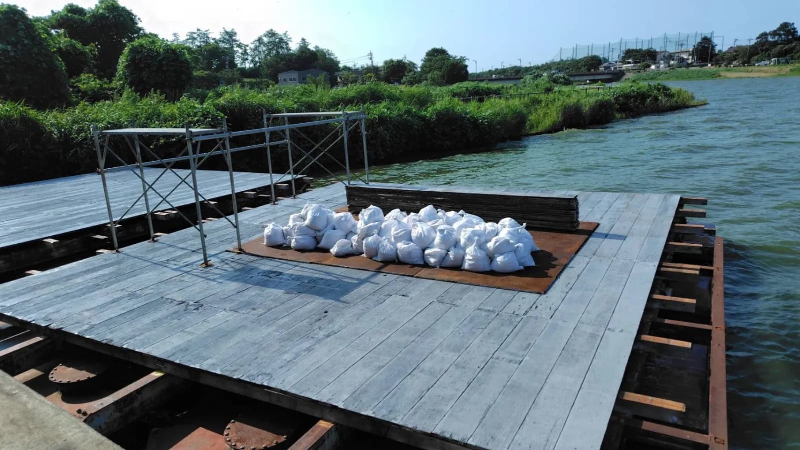 台船へ運び込まれ、打ち上げに備える花火。