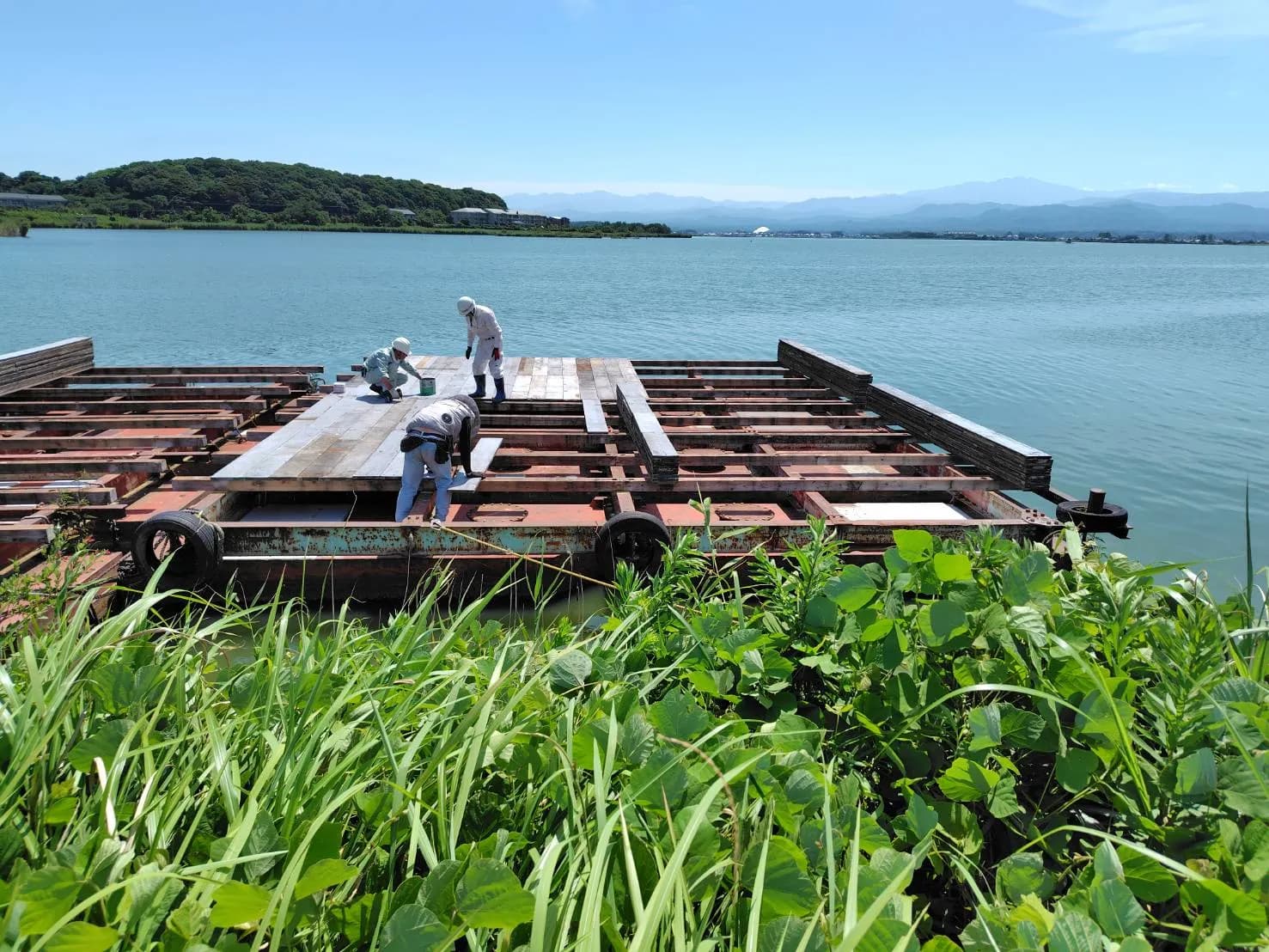 柴山潟に浮かぶ打ち上げ台船の設営。